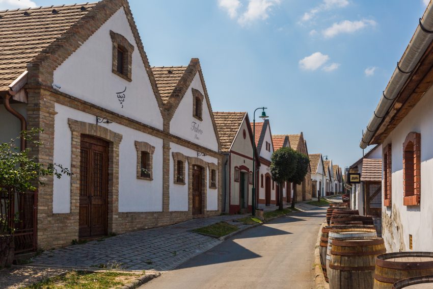 Paksi pincefalu és Dunakömlődi pincesor