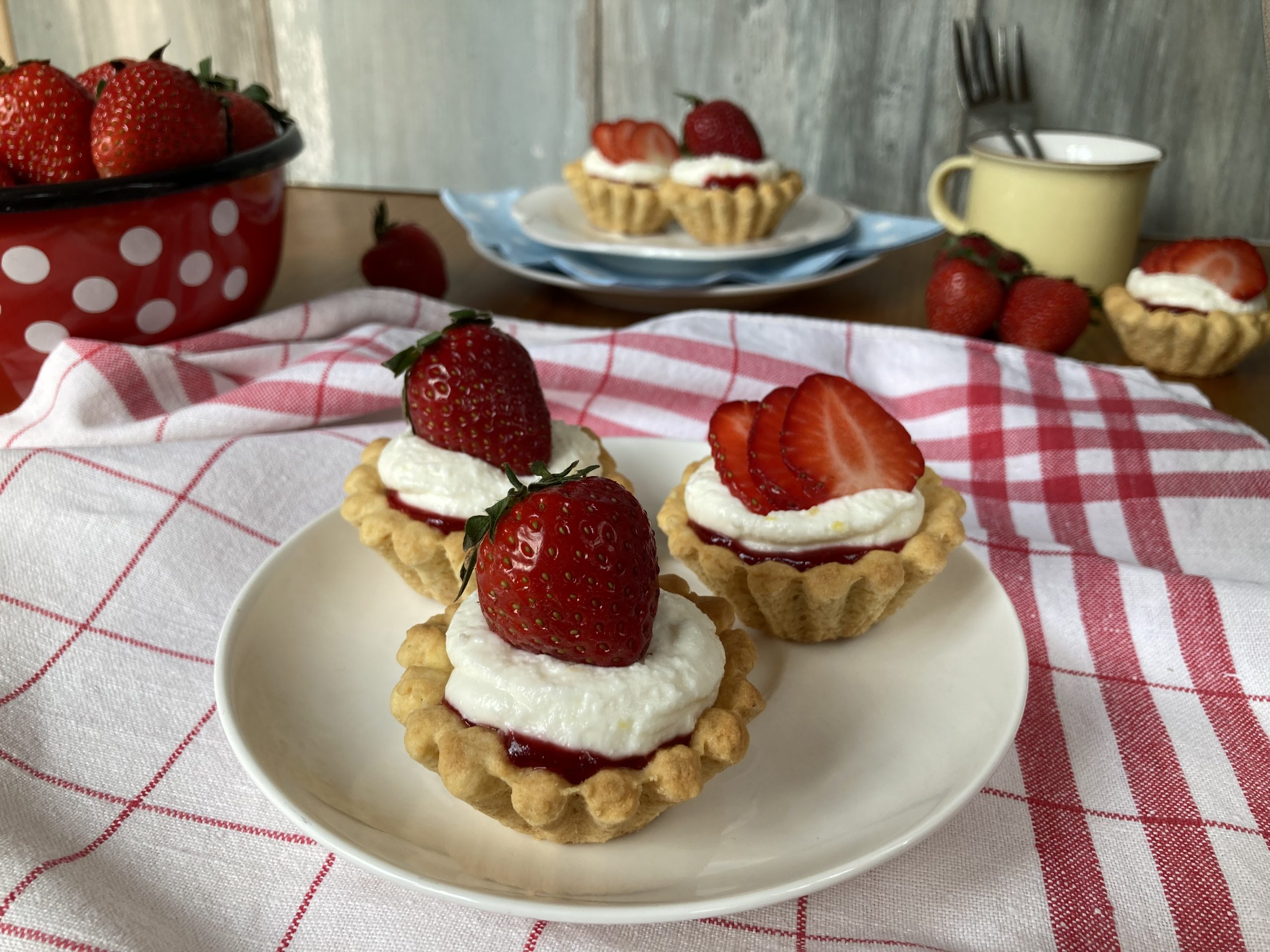 A legfinomabb nyárváró sütemény: Epres-túrós kosárka