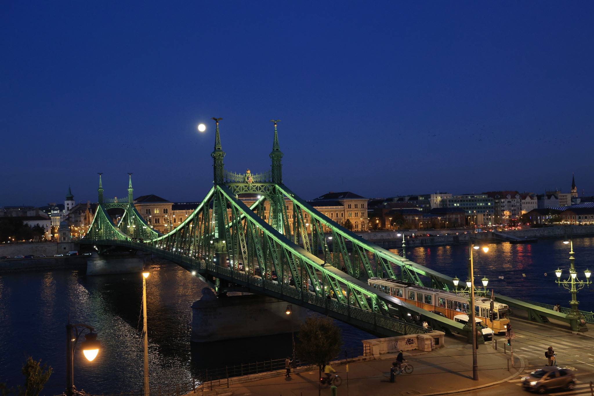 Step by Step Through Budapest: The Ultimate Walking Guide