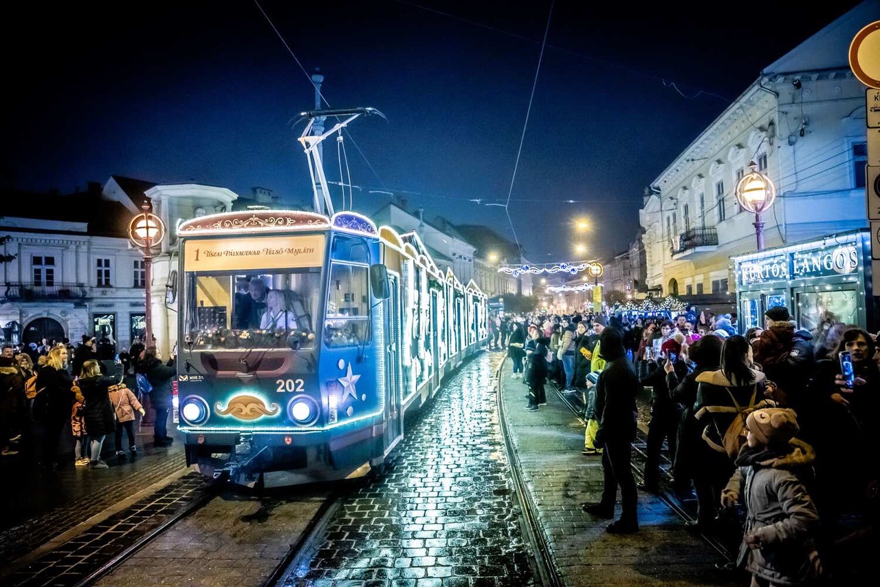 Európa legszebb adventi villamosával vár Miskolcon az ünnepi forgatag